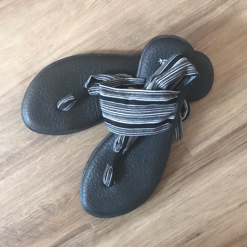 SANUK BLACK AND WHITE WRAP YOGA SANDALS